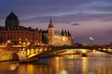 Sightseeing Cruises with Live Narration on the Seine - Paris Cruises